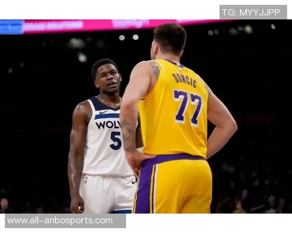 爱德华兹首节火力全开9投6中砍下14分2板3助与东契奇展开激烈对决