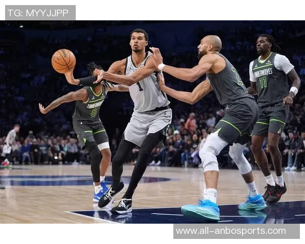 米奇谈文班遭戈贝尔垫脚经历直言疼痛但坚持完赛应无大碍